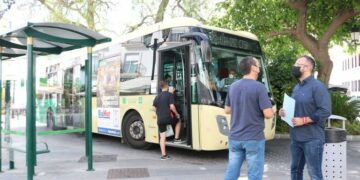 Detenido un hombre en Mijas tras agredir a seis personas en un autobús