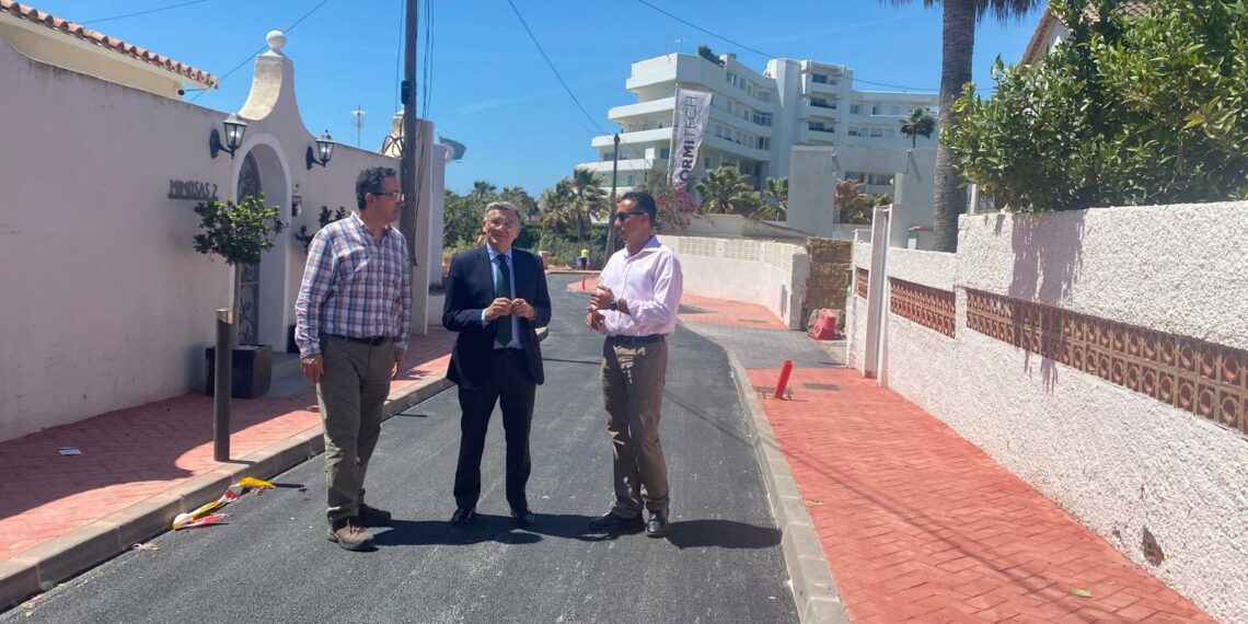 La calle Chopos, modernizada con nueva iluminación, asfalto y acerado para mejorar la seguridad