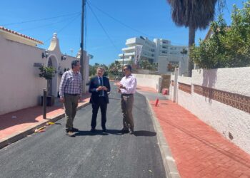 La calle Chopos, modernizada con nueva iluminación, asfalto y acerado para mejorar la seguridad