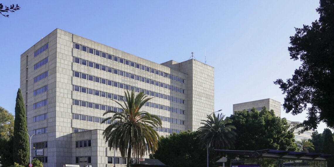 Evacuadas al hospital dos personas, una menor, tras el incendio de un piso en Málaga