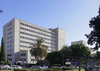 Evacuadas al hospital dos personas, una menor, tras el incendio de un piso en Málaga