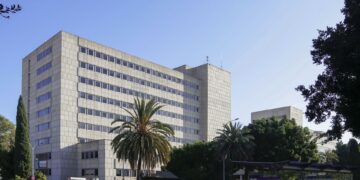 Evacuadas al hospital dos personas, una menor, tras el incendio de un piso en Málaga