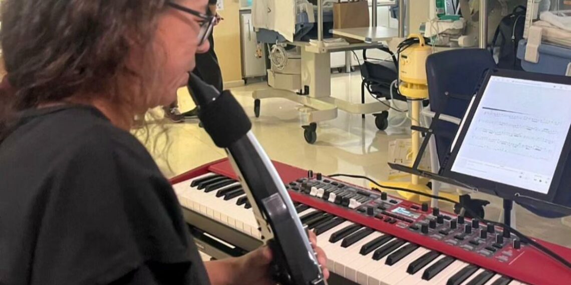 El servicio de Neonatología del Hospital Materno Infantil de Málaga celebra el día de la madre con “Sueños con notas musicales”