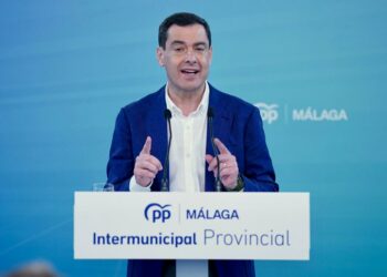 Juanma Moreno vuelve a reclamar el tren litoral: «El Gobierno no puede reírse ni mirar para otro lado»