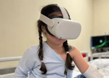 Unas gafas de realidad virtual para aliviar la ansiedad de los niños que pasan por el quirófano