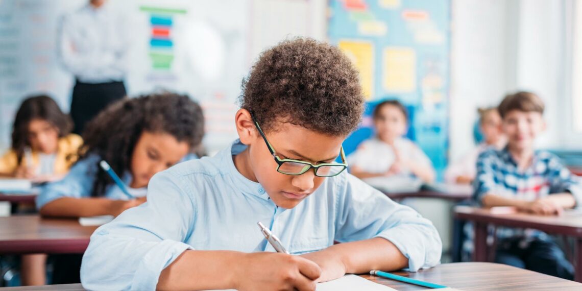 Sanidad confirma que «trabajará» para comenzar a financiar gafas y lentillas a partir de 2025