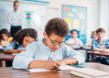 Sanidad confirma que «trabajará» para comenzar a financiar gafas y lentillas a partir de 2025