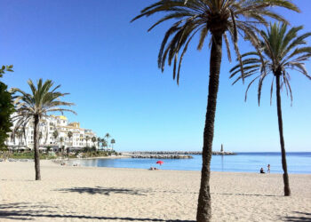 Fallece un bañista tras sufrir un infarto mientras nadaba en Puerto Banús