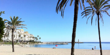 Fallece un bañista tras sufrir un infarto mientras nadaba en Puerto Banús