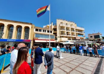 Torremolinos da comienzo a su semana del Orgullo con la izada de la bandera multicolor