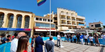 Torremolinos da comienzo a su semana del Orgullo con la izada de la bandera multicolor