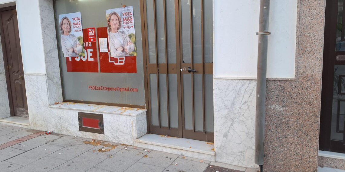 Atacan con huevos la sede del Psoe de Estepona