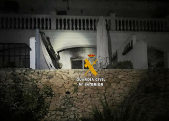 La Guardia Civil y la Policía Local colaboran en el rescate de una persona en el incendio de su vivienda en Manilva