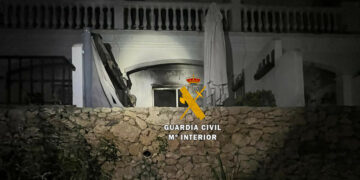 La Guardia Civil y la Policía Local colaboran en el rescate de una persona en el incendio de su vivienda en Manilva