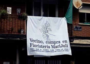 Dos jóvenes impulsan una original campaña para apoyar a los comercios de barrio