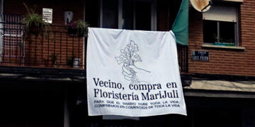 Dos jóvenes impulsan una original campaña para apoyar a los comercios de barrio