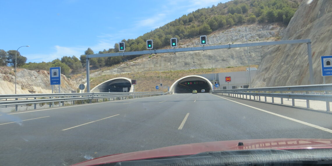Fallece una motorista al chocar con un coche en el túnel de Churriana
