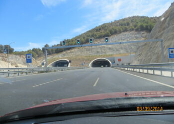 Fallece una motorista al chocar con un coche en el túnel de Churriana
