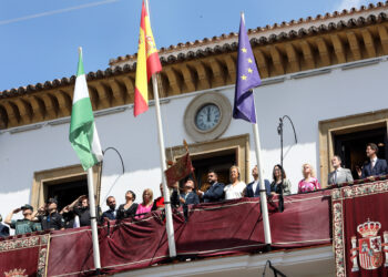 Marbella luce su Pendón en la jornada previa al Día Grande de la Feria