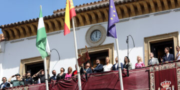 Marbella luce su Pendón en la jornada previa al Día Grande de la Feria