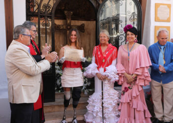 Marbella homenajea a Sarah Almagro en el Día Grande de la Feria con la medalla conmemorativa de la Cruz de Humilladero