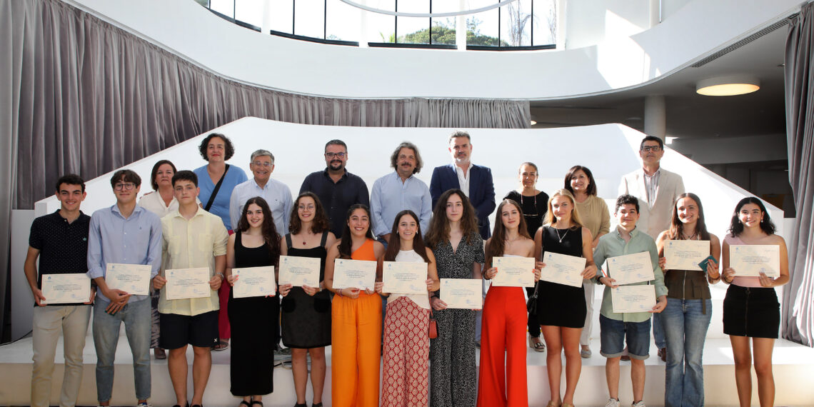 Marbella reconoce a los 16 alumnos de los ocho institutos del municipio con mejor expediente