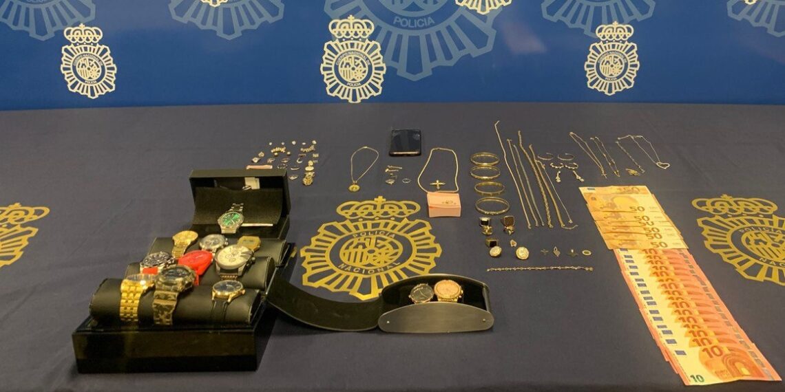Detienen en Málaga a la trabajadora de un «compro oro» y a su pareja por simular un robo con violencia