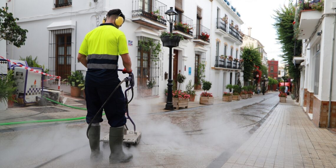Vuelven los trabajos de baldeo para la limpieza viaria tras la autorización temporal de la Junta, que estará vigente hasta el 30 de septiembre