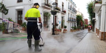 Vuelven los trabajos de baldeo para la limpieza viaria tras la autorización temporal de la Junta, que estará vigente hasta el 30 de septiembre