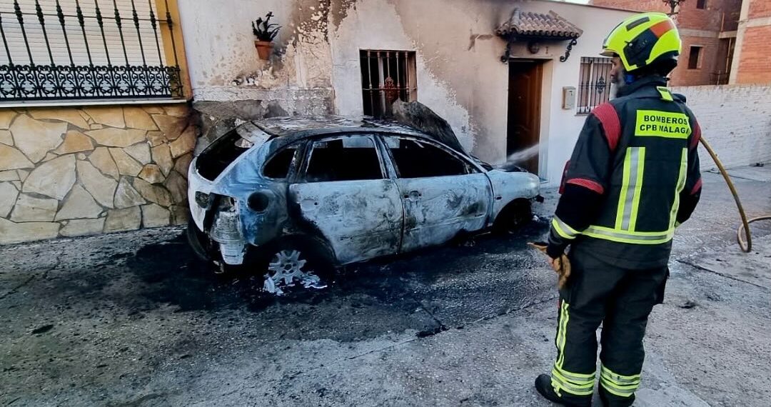 Una persona mayor atendida tras el incendio de un vehículo que afectó a dos viviendas en Monda
