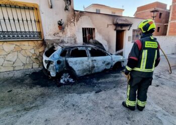 Una persona mayor atendida tras el incendio de un vehículo que afectó a dos viviendas en Monda