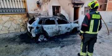 Una persona mayor atendida tras el incendio de un vehículo que afectó a dos viviendas en Monda
