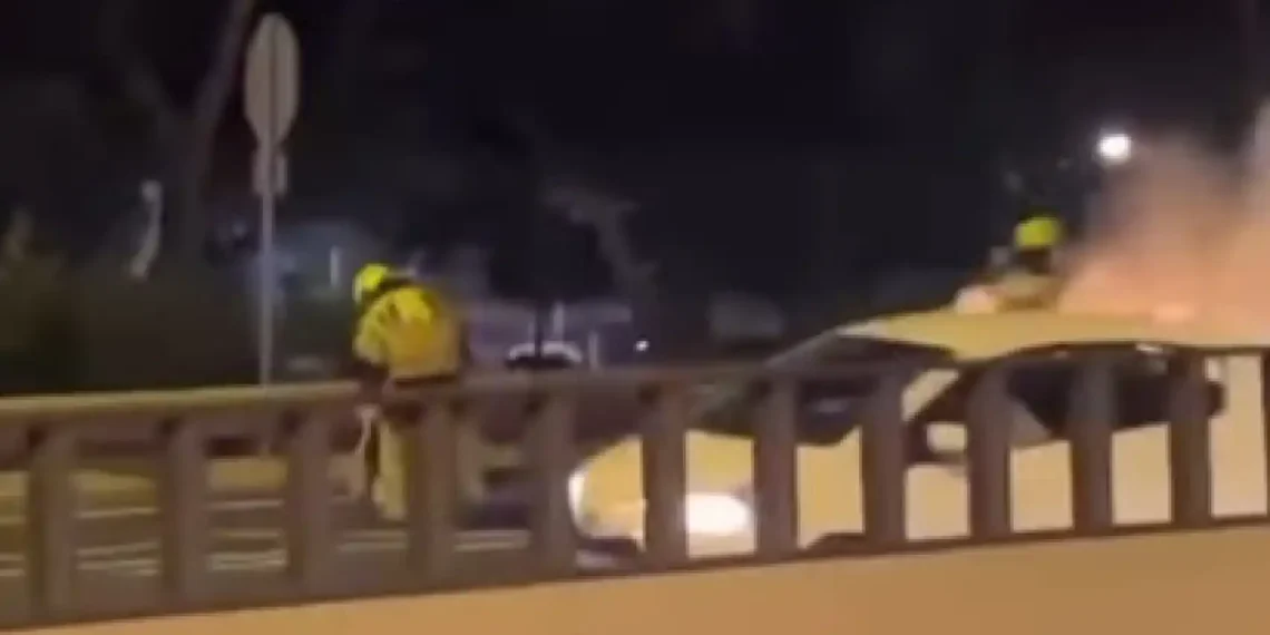 Herido un bombero tras ser arrollado en la Cala de Mijas cuando apagaba un incendio en un coche