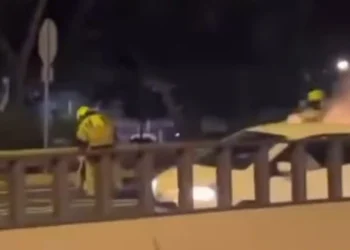 Herido un bombero tras ser arrollado en la Cala de Mijas cuando apagaba un incendio en un coche