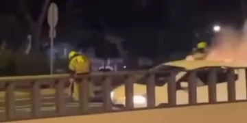 Herido un bombero tras ser arrollado en la Cala de Mijas cuando apagaba un incendio en un coche