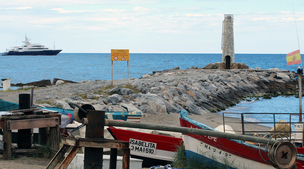 Una mujer de 34 años herida tras la colisión de una lancha y una moto de agua en Marbella