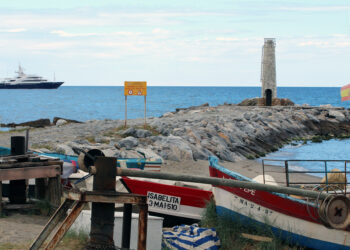 Una mujer de 34 años herida tras la colisión de una lancha y una moto de agua en Marbella