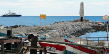 Una mujer de 34 años herida tras la colisión de una lancha y una moto de agua en Marbella