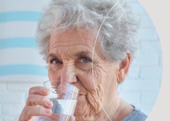 El Ayuntamiento de Estepona lleva a cabo una campaña para la prevención de los efectos del calor dirigida a personas mayores