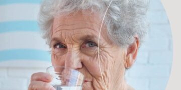 El Ayuntamiento de Estepona lleva a cabo una campaña para la prevención de los efectos del calor dirigida a personas mayores