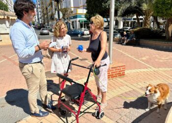 Fuengirola reparte botellas para limpiar la orina de los perros en el barrio del Recinto Ferial