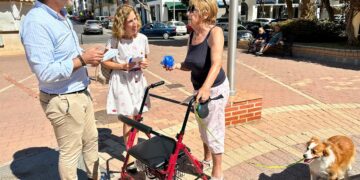 Fuengirola reparte botellas para limpiar la orina de los perros en el barrio del Recinto Ferial