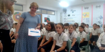 Aquae STEM premia a las alumnas del colegio Las Chapas de Marbella como centro más colaborador del curso