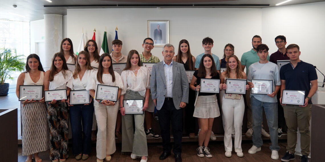 El Ayuntamiento reconoce a los 19 mejores alumnos de Bachillerato de Estepona en los XI Premios a la Excelencia Educativa