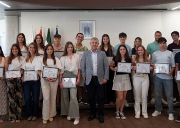 El Ayuntamiento reconoce a los 19 mejores alumnos de Bachillerato de Estepona en los XI Premios a la Excelencia Educativa