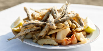 Quince restaurantes compiten por ofrecer la mejor fritura malagueña