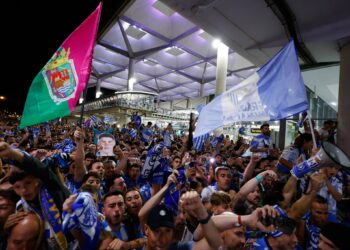 Locura en Málaga: El equipo blanquiazul vuelve a Segunda y el aeropuerto se llena de aficionados