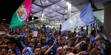 Locura en Málaga: El equipo blanquiazul vuelve a Segunda y el aeropuerto se llena de aficionados