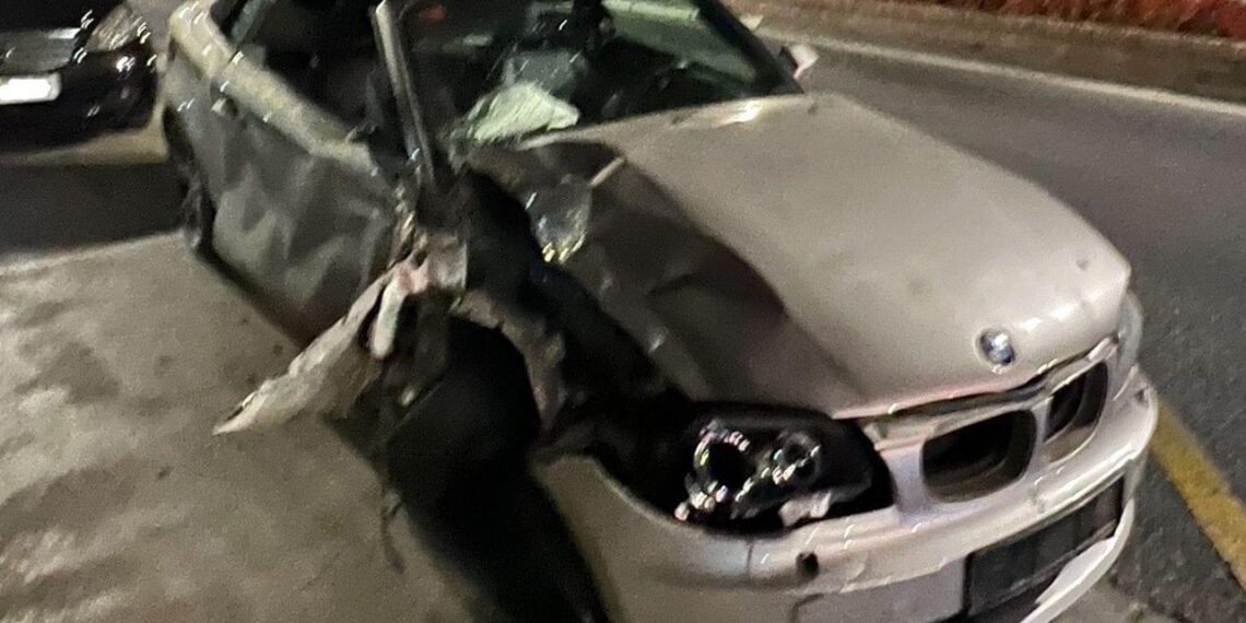 Un herido tras colisionar un vehículo contra un árbol en la avenida del Carmen de Estepona