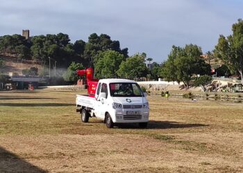 El Ayuntamiento de Fuengirola controla con un vehículo atomizador la presencia de mosquitos en las proximidades del río y los arroyos